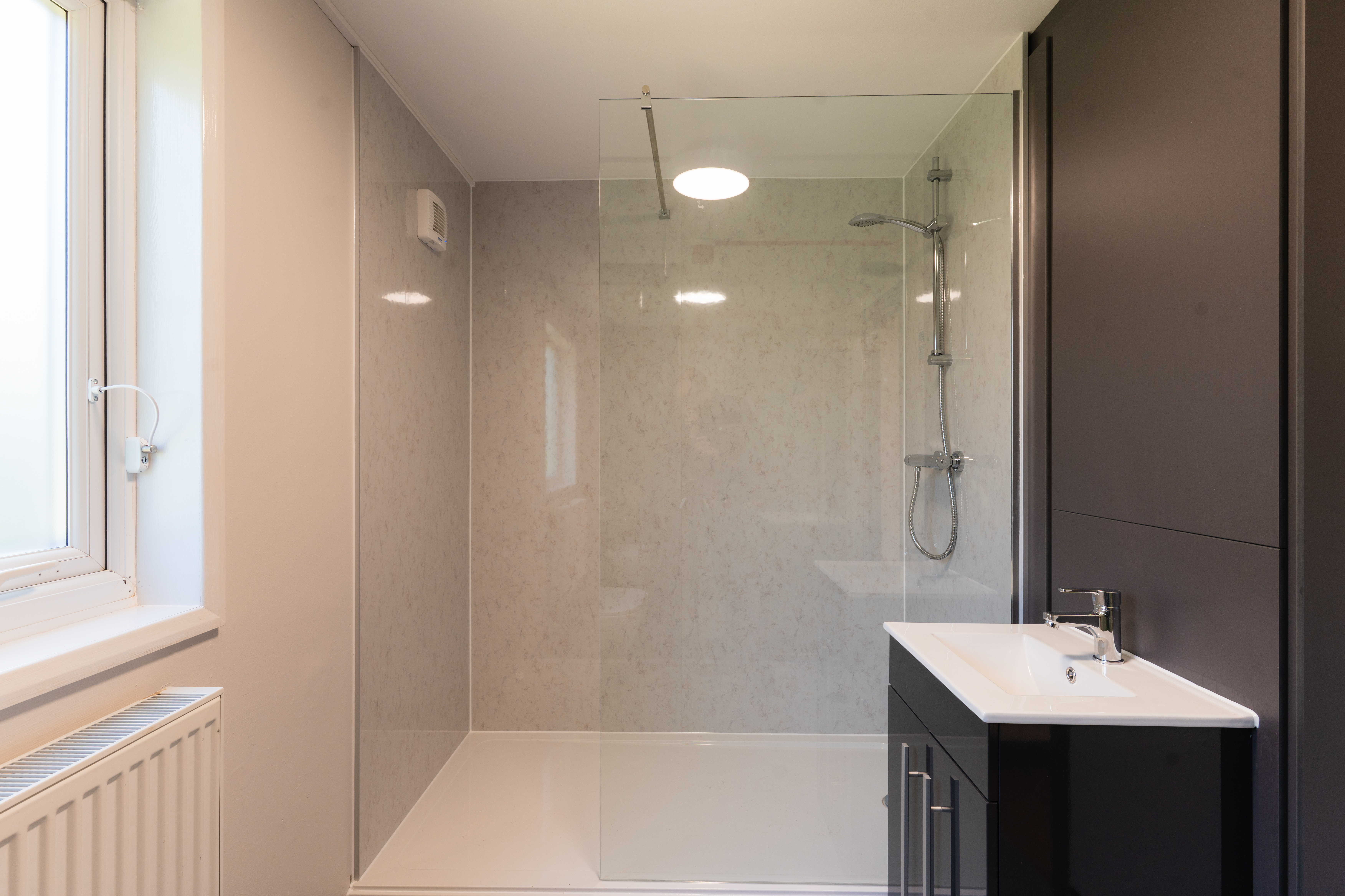 A shared bathroom in Eden's Court. Example room layout. Actual layout and furnishings may vary.